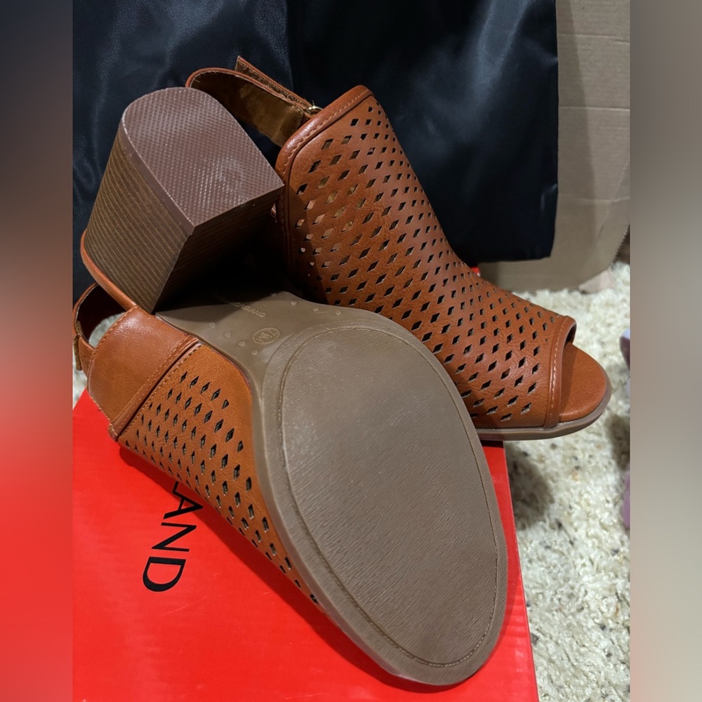 Chelsea Moreland Maddie cage heels
NEW IN ORIGINAL BOX - Picture 2 of 4